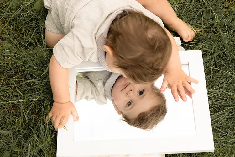 Familienfotografie mit Kind und Spiegel