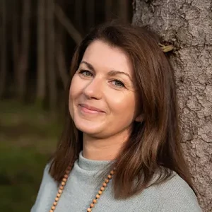 Frau lehnt am Baum für Portrait Fotos