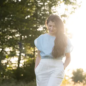Frau spaziert im Portrait Shooting Outdoor in München herum