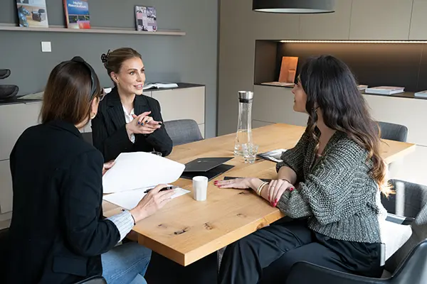 Gesprächsrunde im Business Shooting