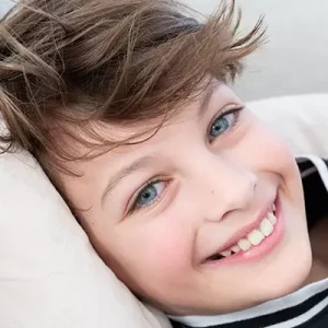 Hübscher Junge im Indoor Family Fotoshooting München