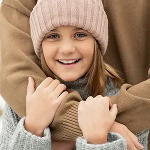 Hübsches Mädchen im Familien Fotoshooting München draußen