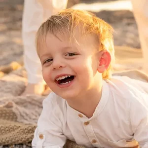 Junge am Strand in der Familienfotografie