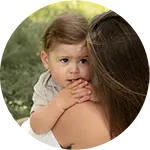 Junge auf dem Arm der Mama in der Familienfotografie outdoor