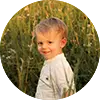 Junge auf der Wiese in der natürlichen Familienfotografie München