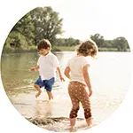 Kinder spielen während Familien Fotoshooting im See