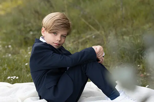 Kinderfotografin München zeigt Outdoor Portrait eines Jungen