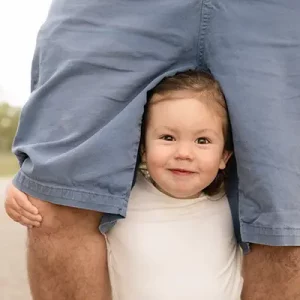 Mädchen freut sich über Quatsch im Fotoshooting Familien München
