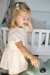 Mädchen im Kinderzimmer während Kindershooting München