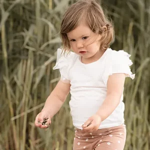 Mädchen läuft im Grünen im Familien Fotoshooting München