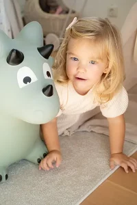 Mädchen mit ihrem Hüpfetier im Kinder Fotoshooting München