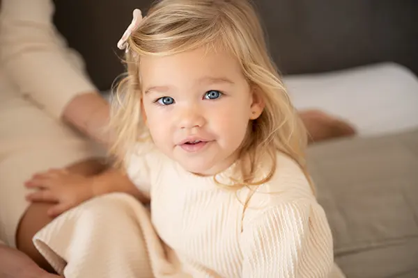 Mädchen schaut in die Kamera in der Kinderfotografie München