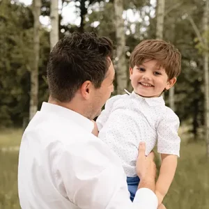 Papa mit Junge im Familienfotoshooting in München