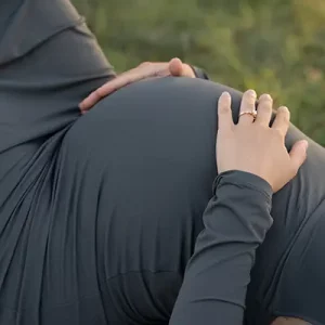 Schöner Ring als Accessoire im Shooting Babybauch