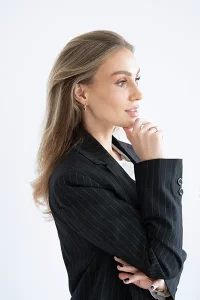 Seitliches Portrait einer Frau im Anzug