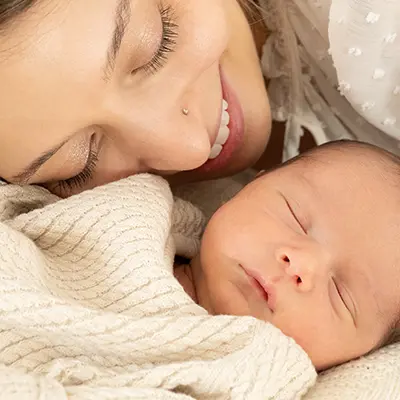Shooting Newborn München Mama schmust mit Baby Shooting Newborn München Mama schmust mit Baby
