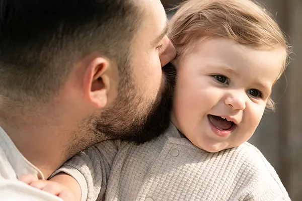 Vater hat Sohn im Fotoshooting Familie auf dem Arm
