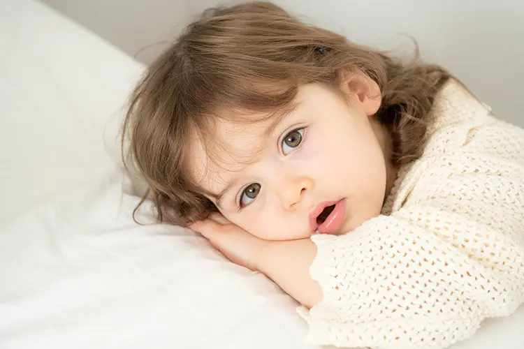 Verträumtes Kind beim Kinderfotografen München