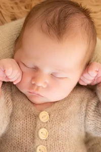 Neugeborenenshooting München Baby schläft im Fotoshooting