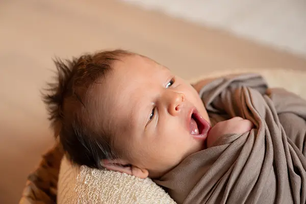 Newborn Shooting München Neugeborenes gähnt