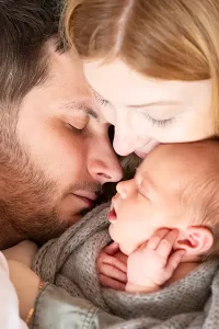 Shooting Newborn München Die ganze Familie kuschelt