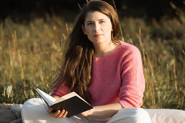 Frau liest Buch im Portrait Shooting München