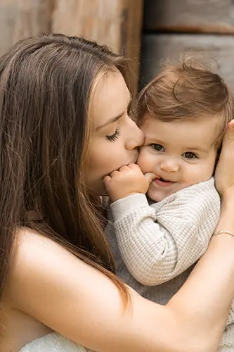 Mutter kuschelt mit Jungen im Familien Fotoshooting München Mutter kuschelt mit Jungen im Familien Fotoshooting München