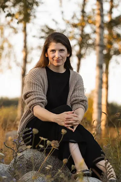 Portraitfotografin fotografiert Frau im Grünen