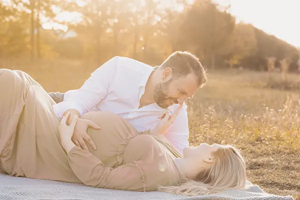 Babybauch Shooting im Freien mit Sonne