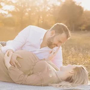 Babybauch Shooting im Freien mit Sonne