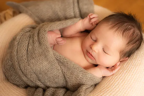 Babyfotoshooting München Baby schläft im Shooting