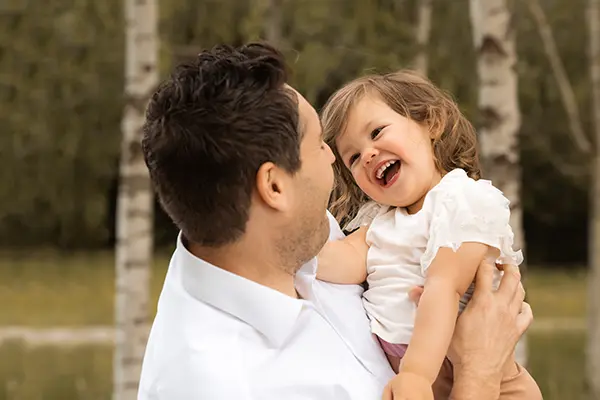 Familienfotografie München Papa trägt sein Kind auf dem Arm
