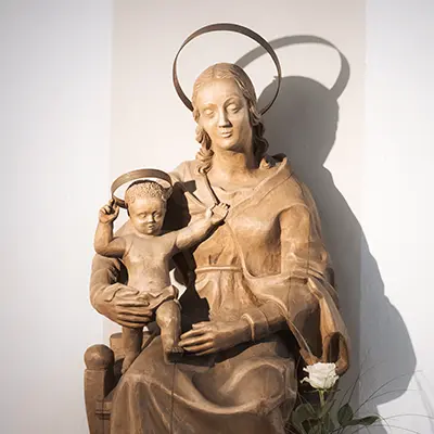 Figur zwischen den Kommunion Fotos München