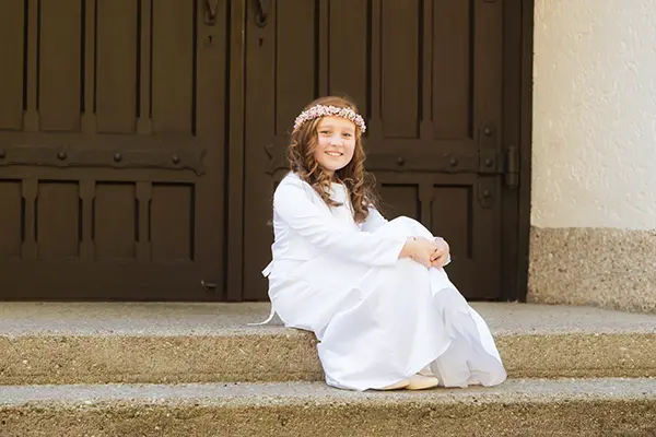 Fotograf Kommunion München fotografiert Mädchen vor der Kirche Fotograf Kommunion München fotografiert Mädchen vor der Kirche