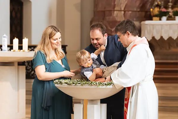 Fotograf Taufe München Pastor tauft Täufling Fotograf Taufe München Pastor tauft Täufling