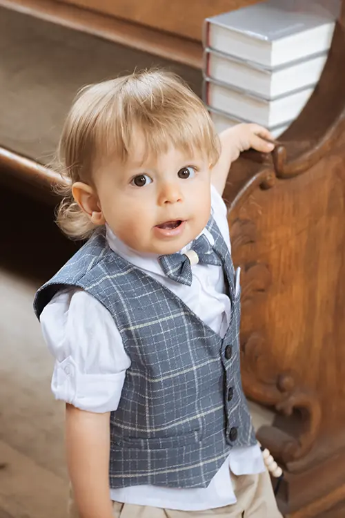 Fotograf Taufe Täufling schaut in der Kirche in die Kamera