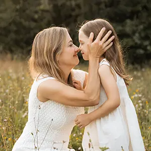 Fotoshooting Einschulung Familie in München mit inniger Umarmung