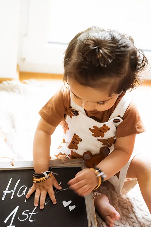 Fotoshooting Kindergeburtstag Kind spielt mit dem Schild in München