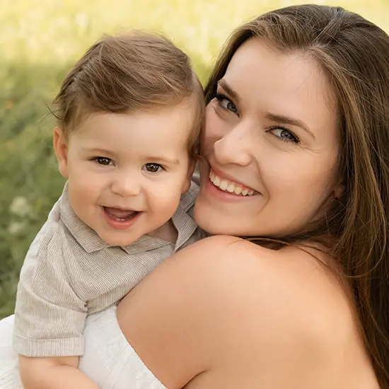 Junge lacht im Fotoshooting Familie in München mit Anja Jepsen