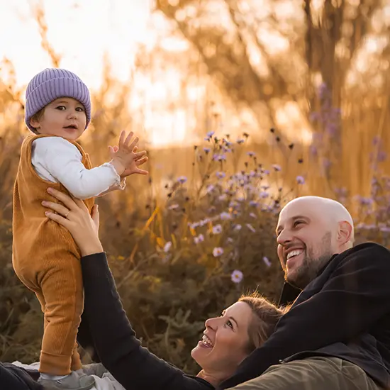 Kinderfotos München Familie lacht in der Kinderfotografie München