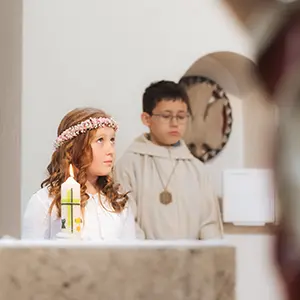 Mädchen ist gespannt in der Fotografie Kommunion München