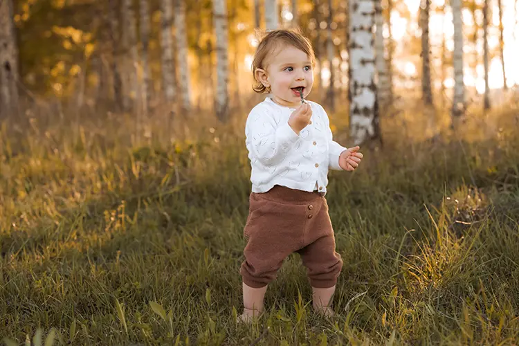 Mädchen steht im goldenen Licht in der Kinderfotografie in München