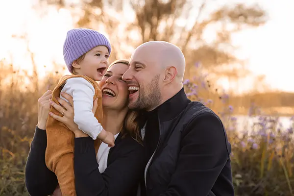 Mama und Papa mit Kind im Kinder Fotoshooting München