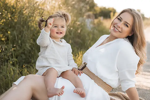 Mutter mit ihrem Kind im Familienfotoshooting München