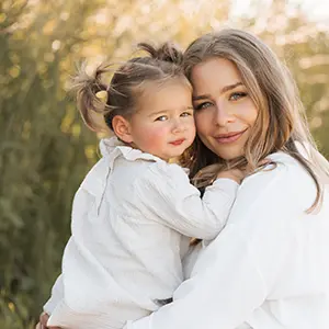 Mutter mit ihrem Mädchen im Familien Fotoshooting München draußen