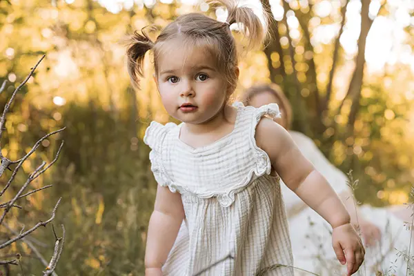 Neugieriges Kind auf den Familienfotos München