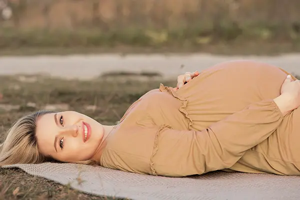 Outdoor Babybauch Shooting in München Wiese