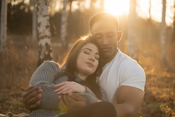 Paar kuschelt im Fotoshooting Paare München