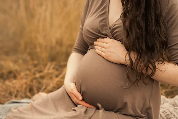 Schwangerschaftsfotoshooting München mit braunem Kleid