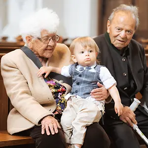 Täufling mit Oma und Opa beim Taufe fotografieren